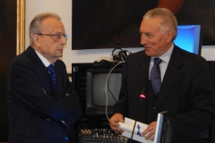 5 Il Prof. Ruggiero premia il Prof. Pedicini