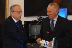 5 Il Prof. Ruggiero premia il Prof. Pedicini