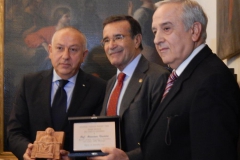 6 Il Presidente  Di Rienzo premia il Prof Corcione
