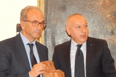 8 Il Presidente Di Rienzo premia il Prof. Borgomeo