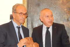 8 Il Presidente Di Rienzo premia il Prof. Borgomeo